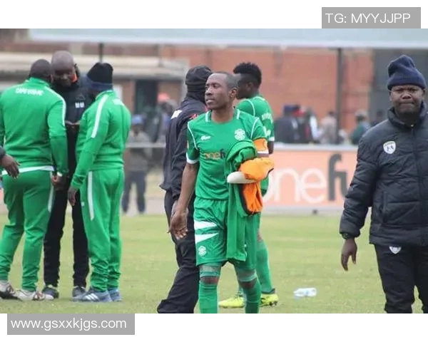 被撞飞的足球明星重返赛场的励志故事与人生转折