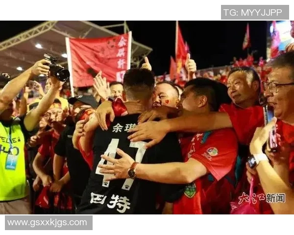 足球明星与粉丝的温馨互动瞬间展现真情与热爱 足球明星与粉丝的温馨互动瞬间展现真情与热爱